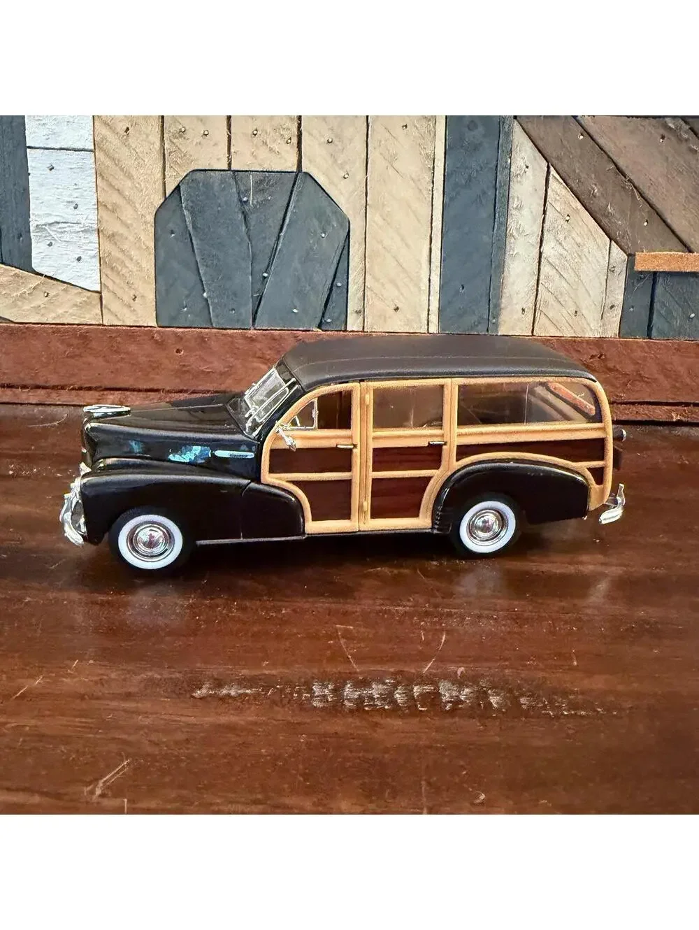 Welly 1948 Chevrolet Fleetmaster Woody Wagon Diecast 1:24 Black/Brown